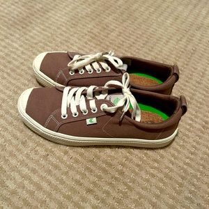 Cariuma Brazil brand brown/tan color tennis shoes